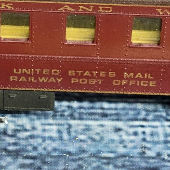 Vintage H.O scale Norfolk and Western US mail postage train car maroon and brown - Picture 11 of 16